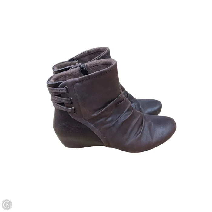 Boots Ankle Flats By Bare Traps In Brown, Size: 9