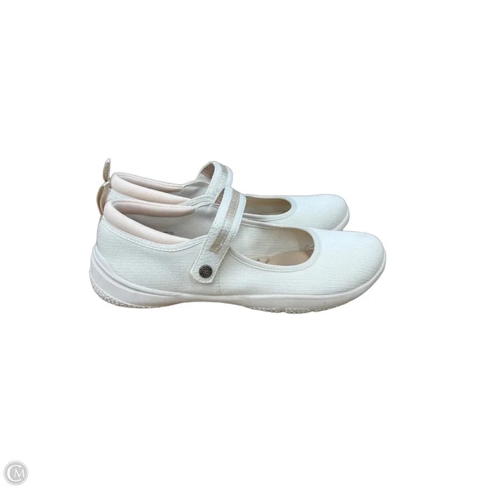 Shoes Flats By Clothes Mentor In Cream, Size: 10
