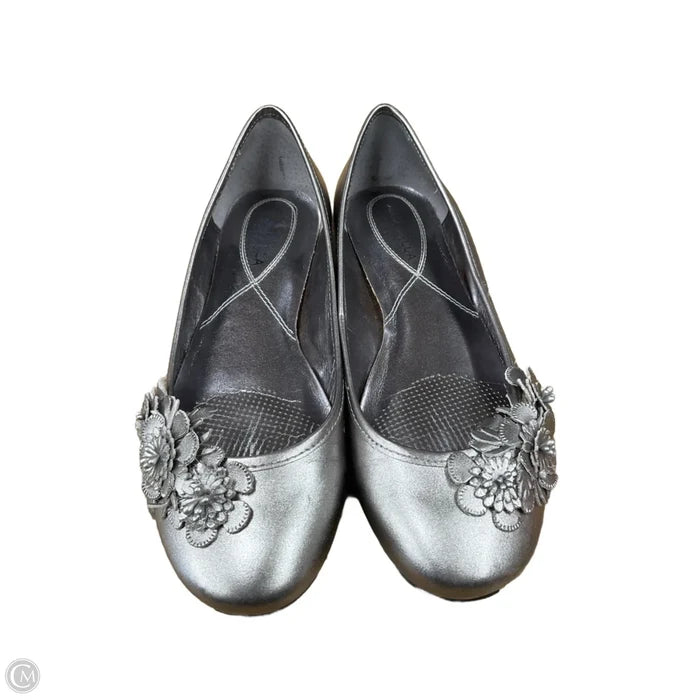 Shoes Flats By Clothes Mentor In Silver, Size: 6