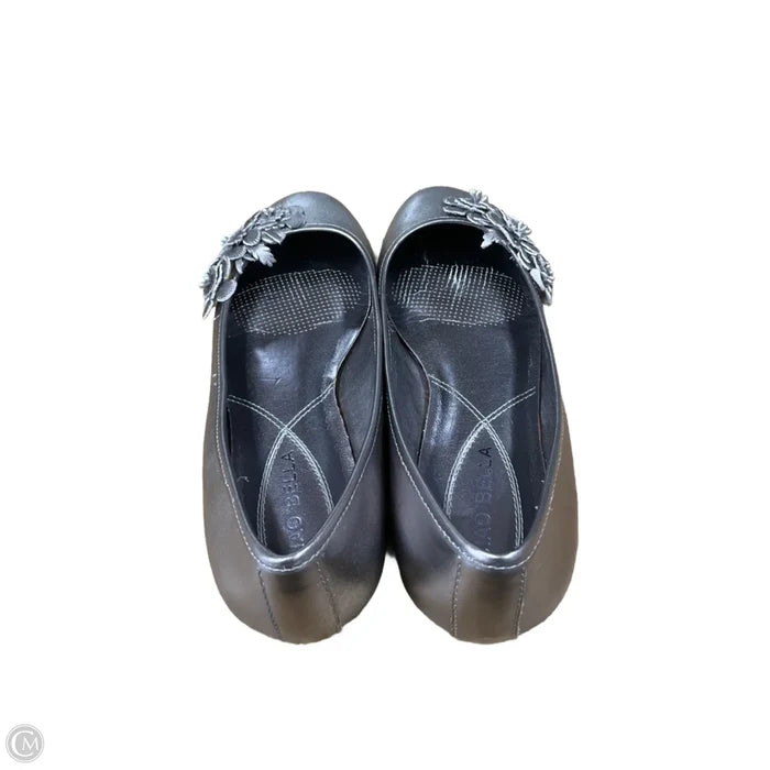 Shoes Flats By Clothes Mentor In Silver, Size: 6