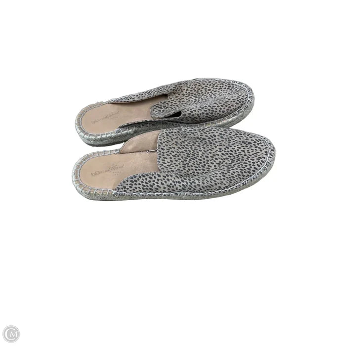 Shoes Flats By Universal Thread In Animal Print, Size: 6
