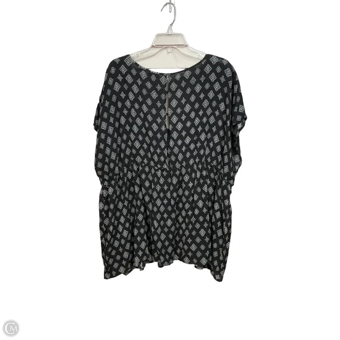 Top Short Sleeve By Torrid In Black & White, Size: 3x